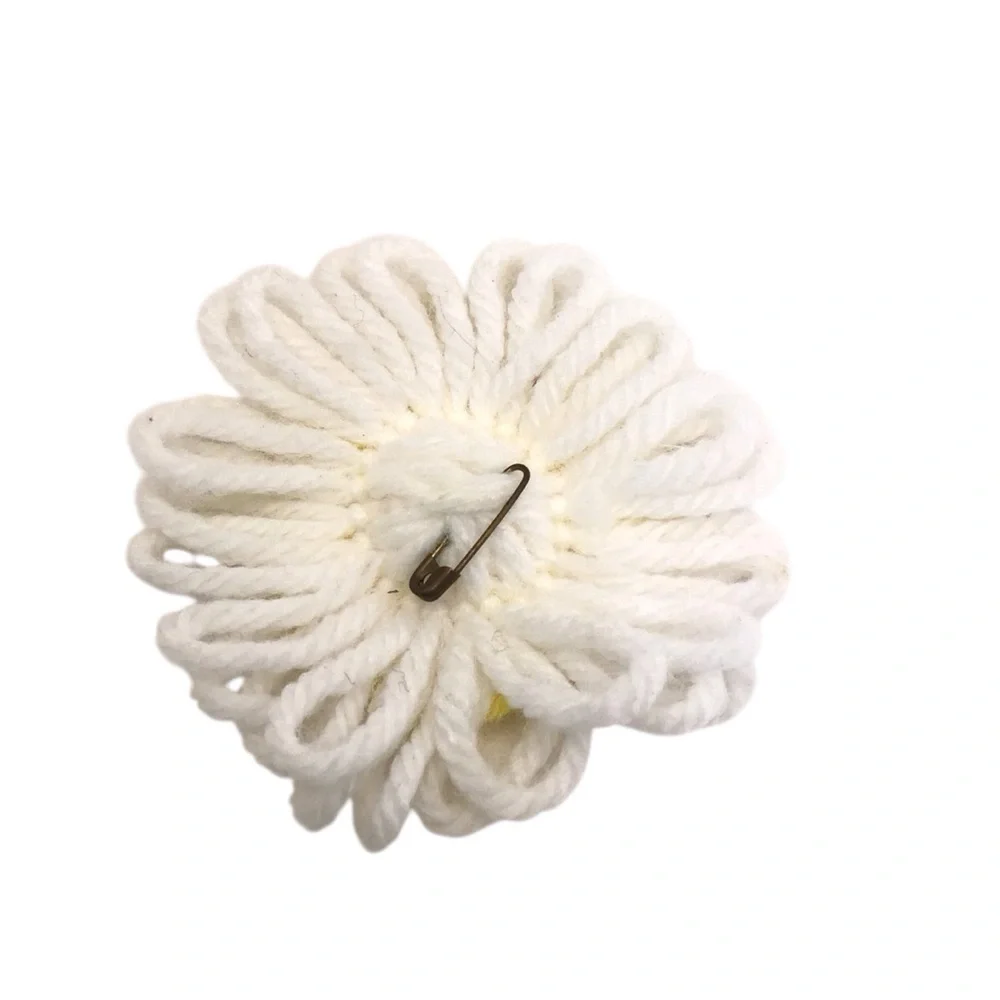 Vintage Handmade 70’s Crocheted Flower Daisy Pin
